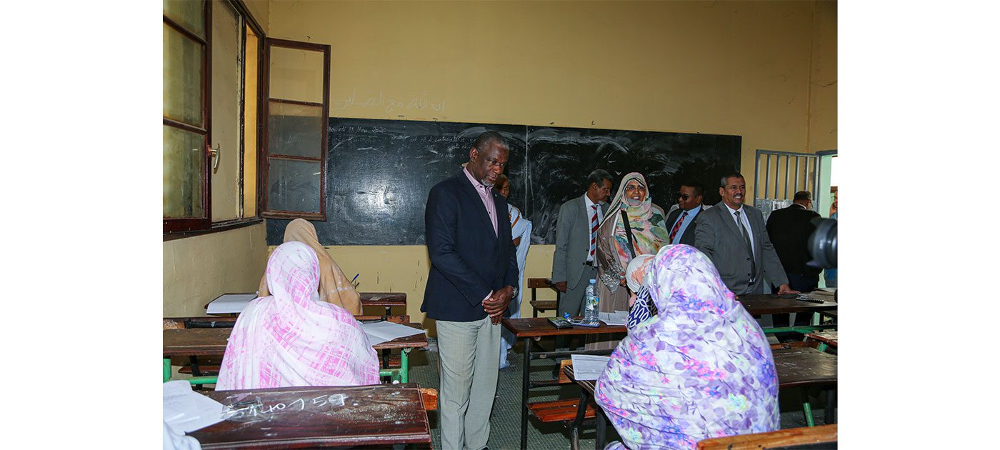 الأمين العام لوزارة التربية يتفقد سير مسابقة المرحلة الثالثة من الأولمبياد الوطني للعلوم