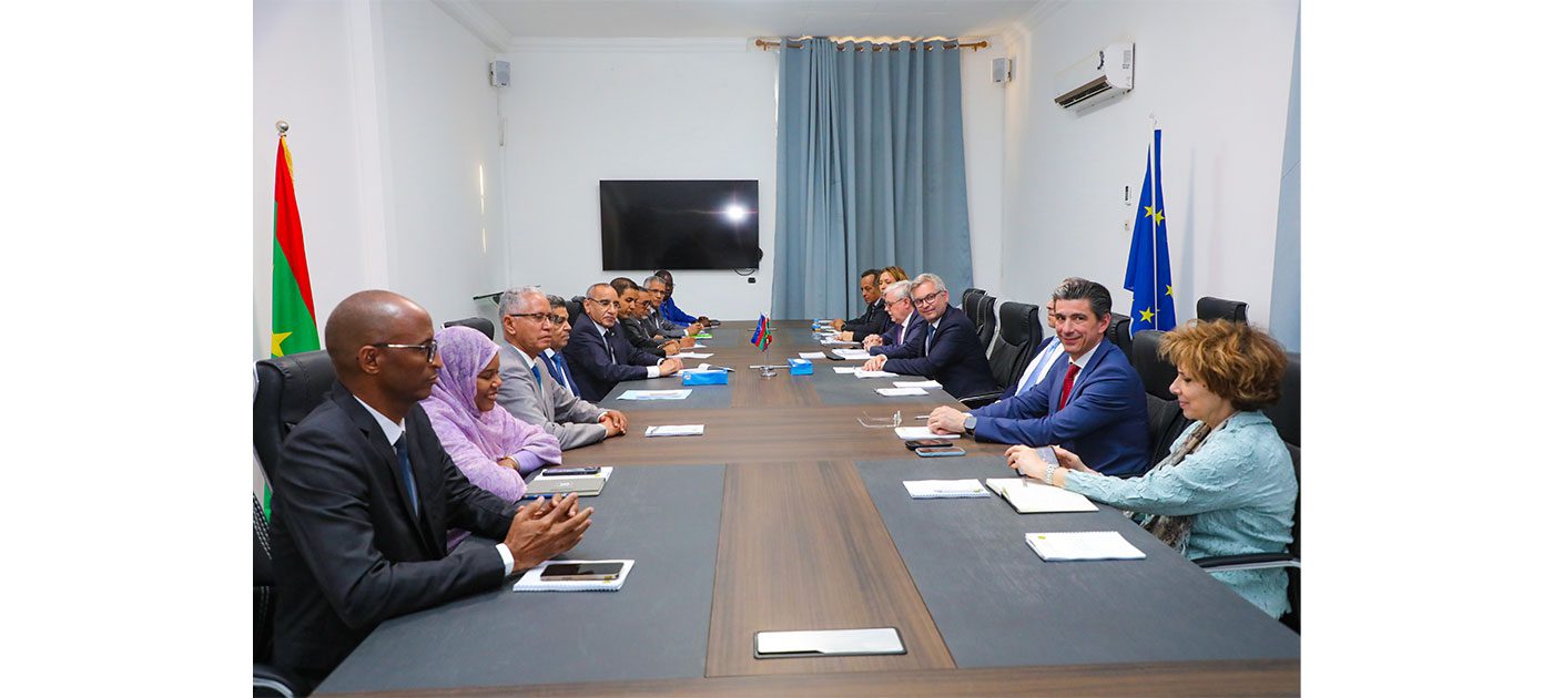 وزير الداخلية يجري مباحثات مع المفوض الأوروبي المكلف بالشؤون الداخلية والهجرة