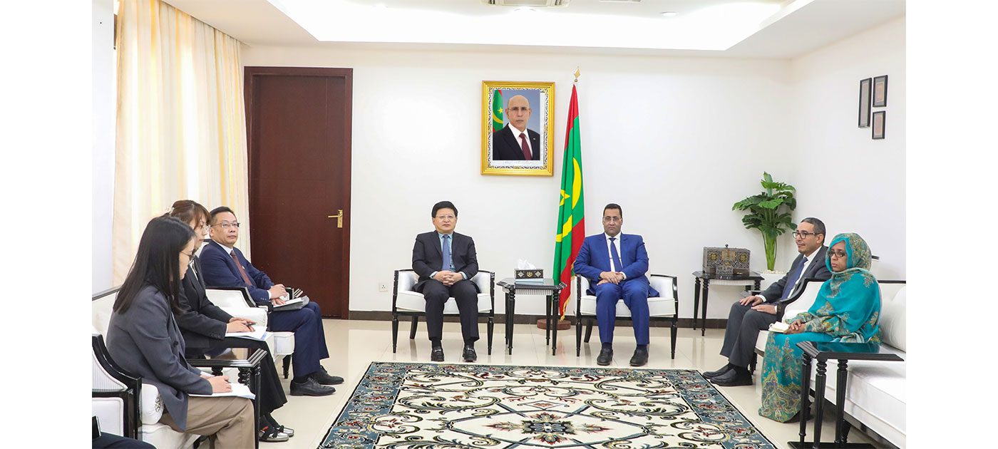 الوزير الأول يستقبل السفير الصيني