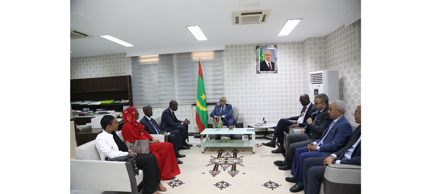 وزير الشؤون الاقتصادية يستقبل بعثة من مؤسسة الدعم القانوني الإفريقي