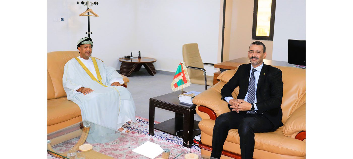 وزير الثقافة يستقبل سفير سلطنة عمان