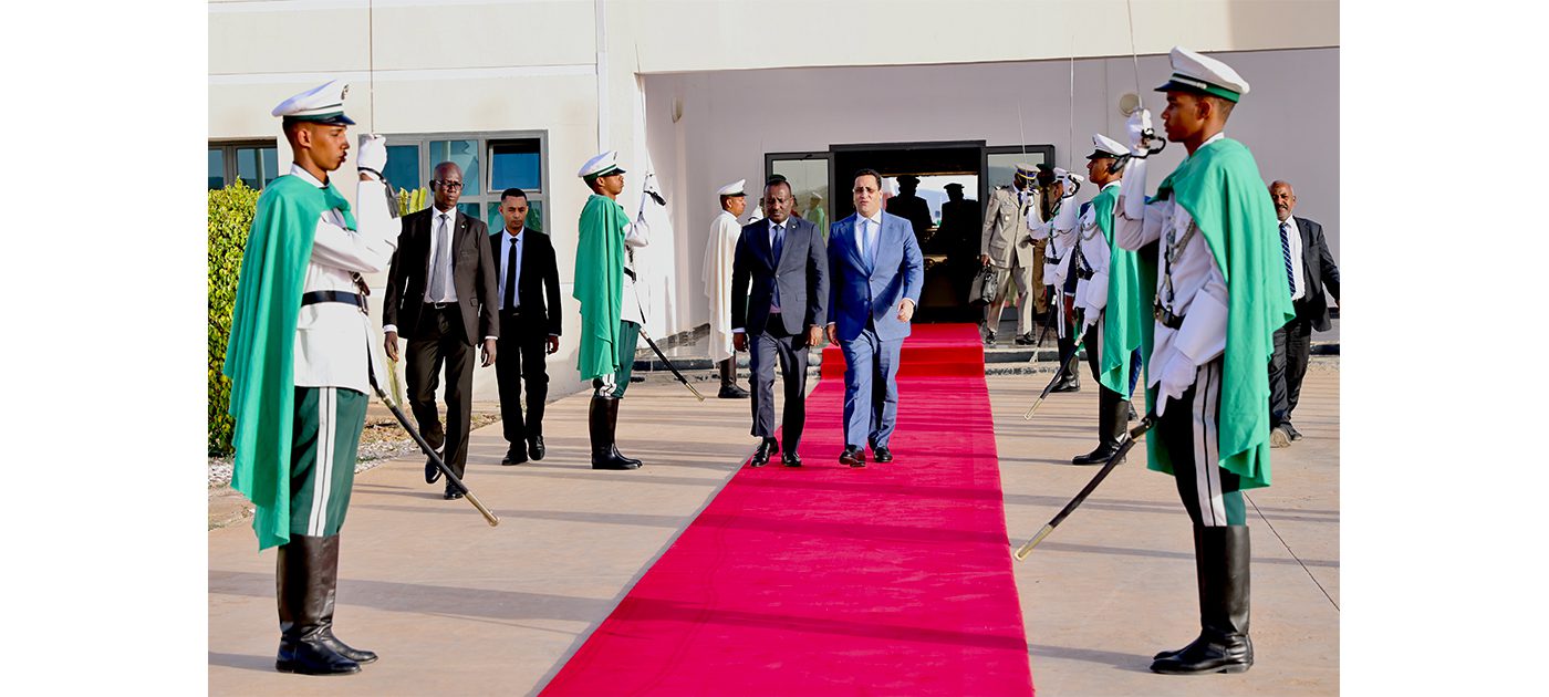 الوزير الأول يتوجه إلى الجزائر