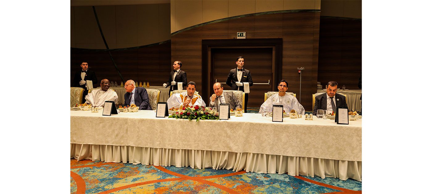 الوزير الأول يحضر حفل عشاء رسمي أقامه على شرفه نظيره الجزائري