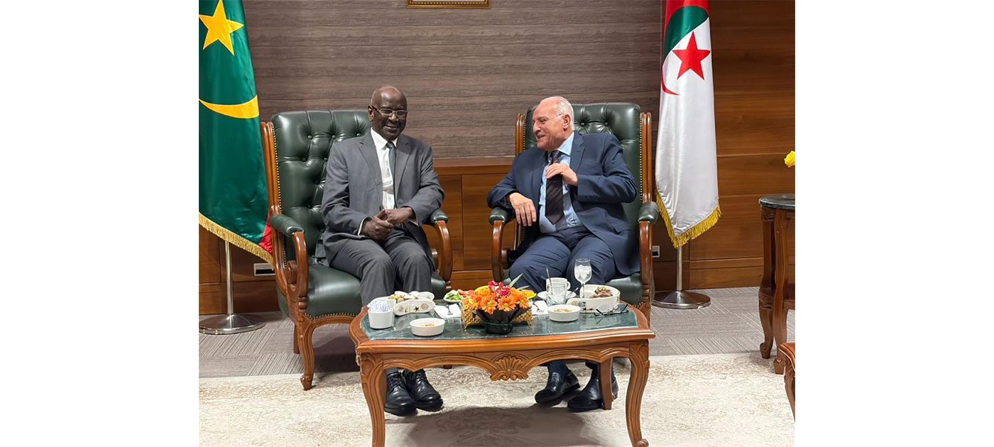 وزير الشؤون الخارجية يلتقي نظيره الجزائري