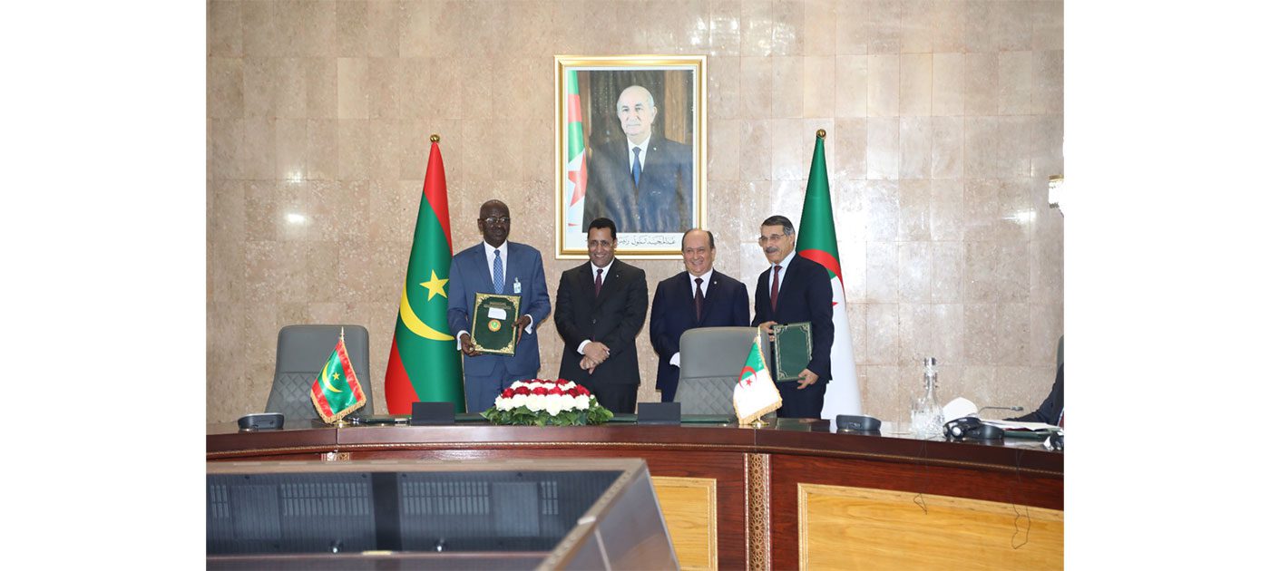 الوزير الأول يجري مباحثات مع نظيره الجزائري ويشرفان على توقيع عدد من الاتفاقيات