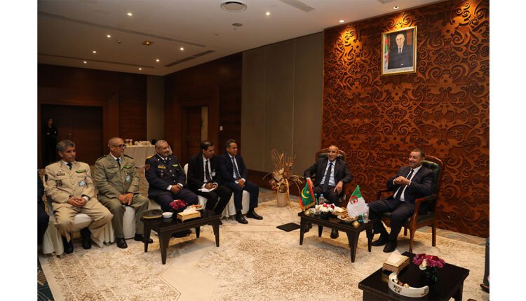 وزير الداخلية يجري مباحثات مع نظيره الجزائري