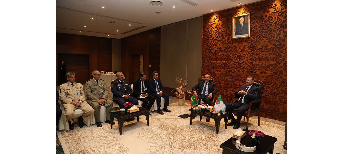 وزير الداخلية يجري مباحثات مع نظيره الجزائري