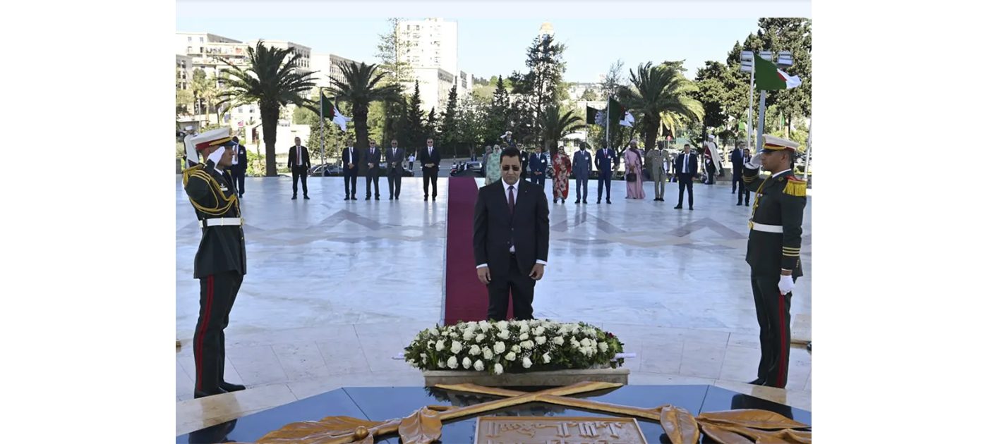 الوزير الأول يزور مقام الشهيد والمتحف الوطني للمجاهد بالجزائر