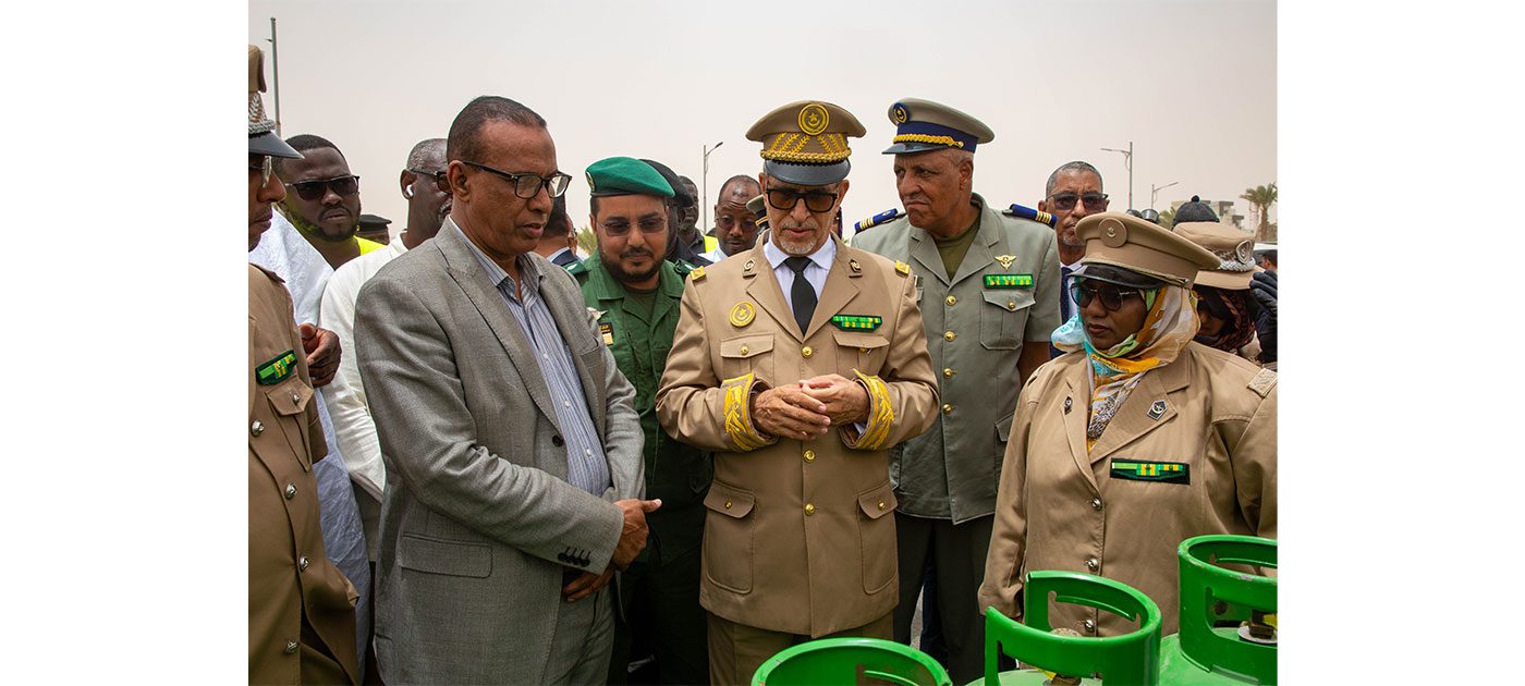 والي نواكشوط الغربية يزور سوق المواد الغذائية ونقطة بيع للغاز المنزلي بمقاطعة تفرغ زينه