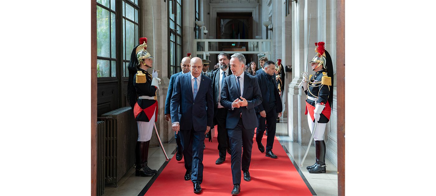 رئيس الجمهورية يؤدي زيارة لبلدية باريس