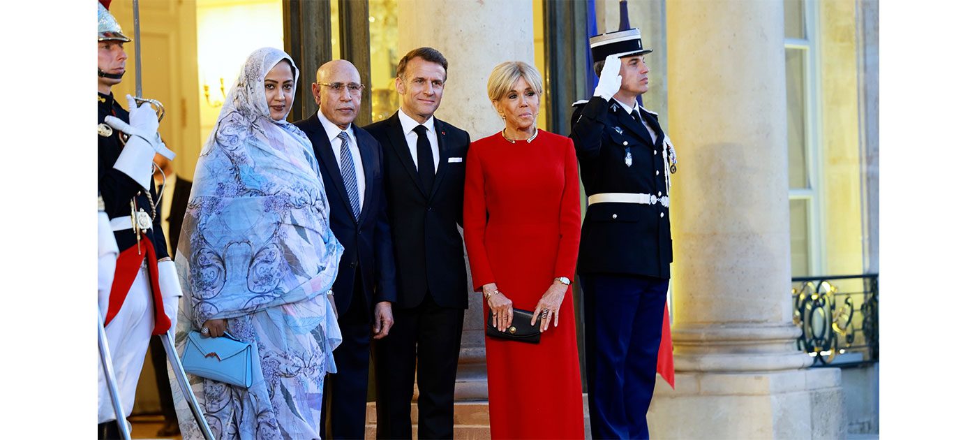 رئيس الجمهورية والسيدة الأولى يحضران مأدبة عشاء أقامها الرئيس الفرنسي على شرفهما