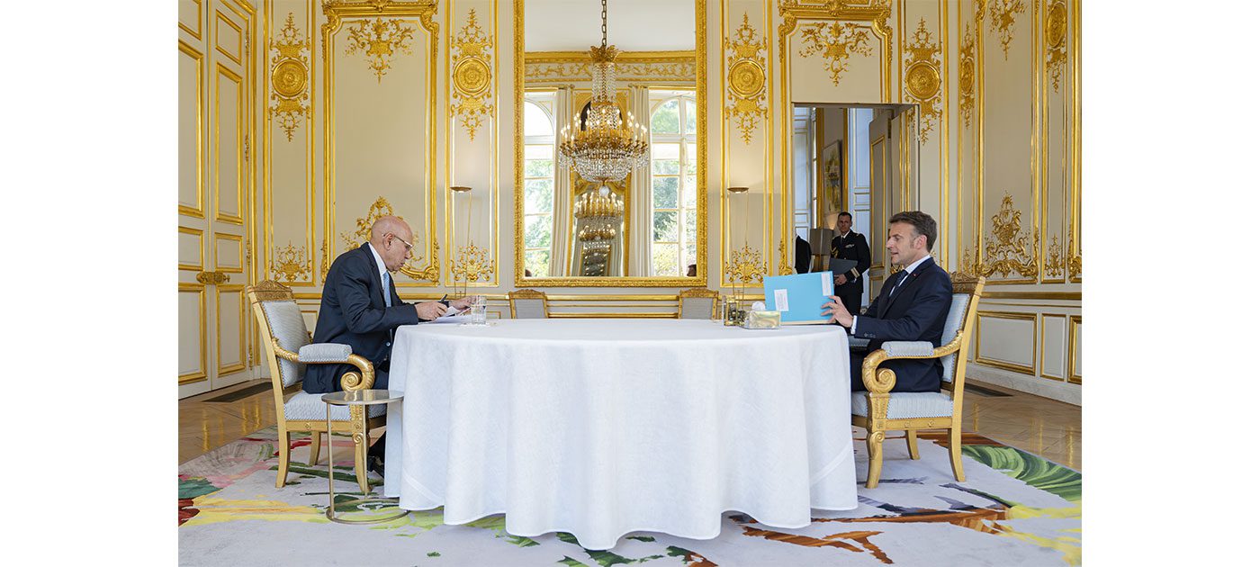رئيس الجمهورية يجري مباحثات على انفراد مع الرئيس الفرنسي في قصر الإليزيه