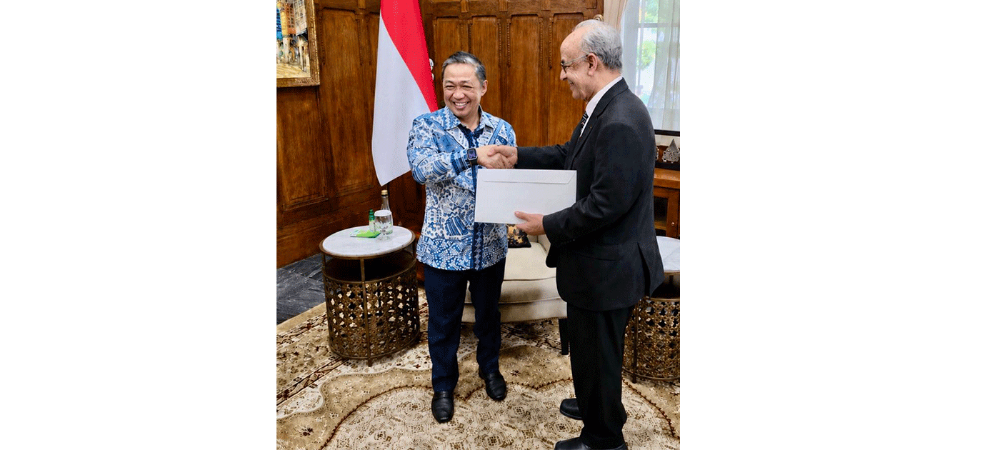 الوزير الأمين العام لرئاسة الجمهورية يسلم رسالة من رئيس الجمهورية إلى نظيره الإندونيسي