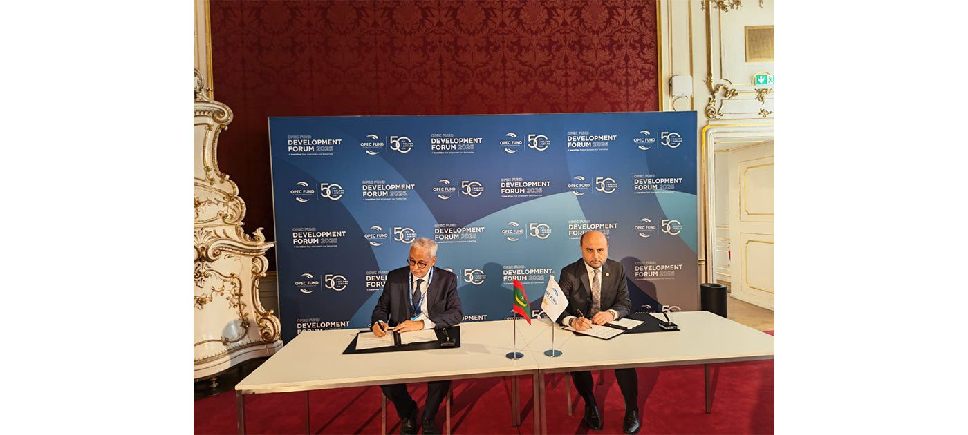 وزير الشؤون الاقتصادية يوقع مع رئيس صندوق أوبك للتنمية اتفاقيتي تمويل بقيمة 195 مليون دولار