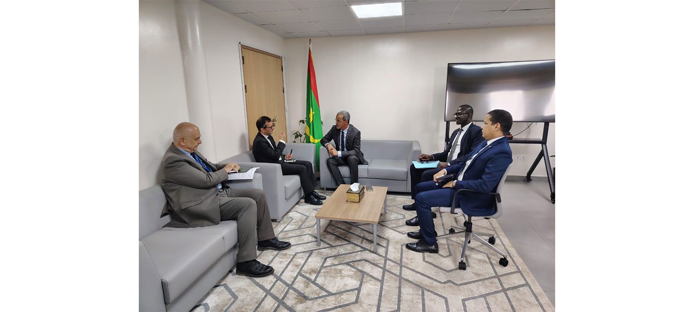 وزير المعادن والصناعة يبحث مع السفير الفرنسي تعزيز التعاون والاستثمار في قطاع المعادن