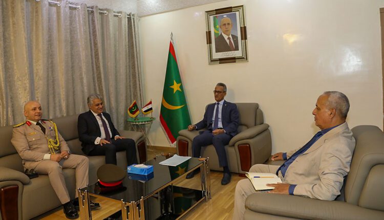 وزير الصيد يستقبل السفير المصري